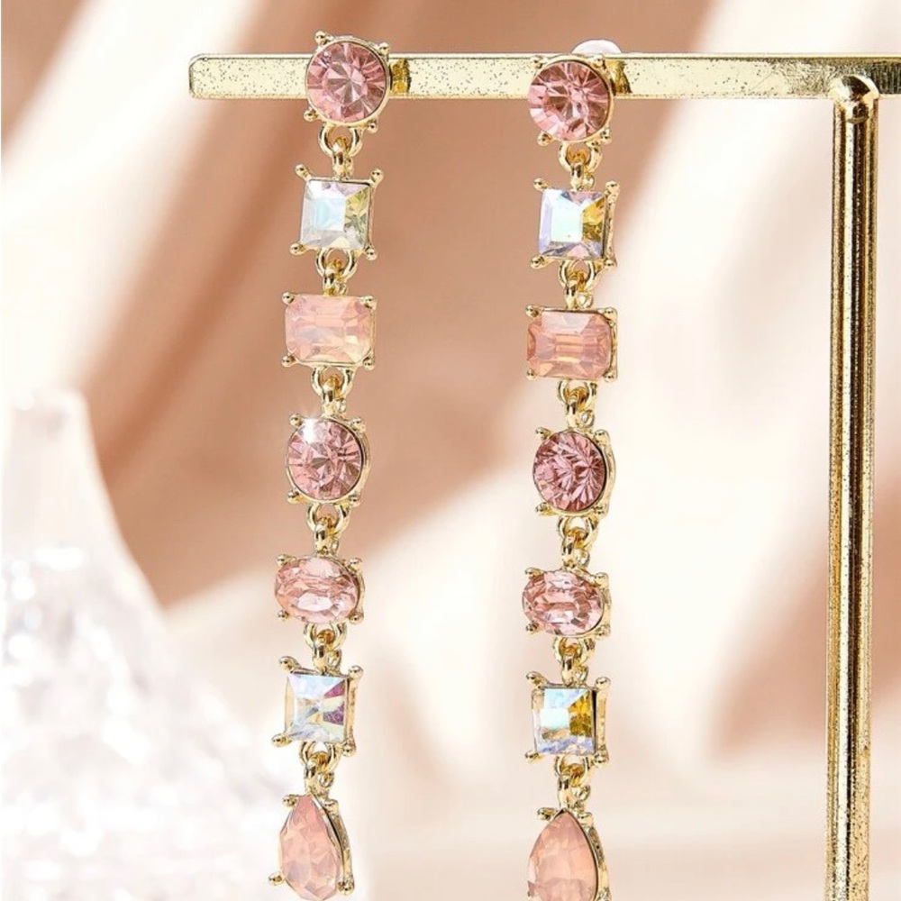 Bran new beautiful drop earring.